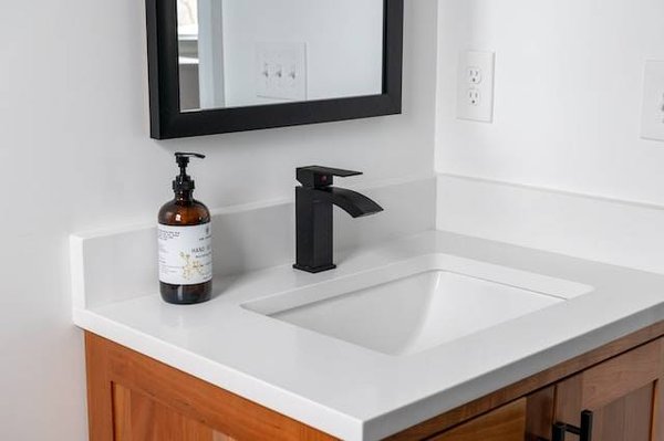 Comment réparer ou rénover son meuble de salle de bain selon son matériau ?