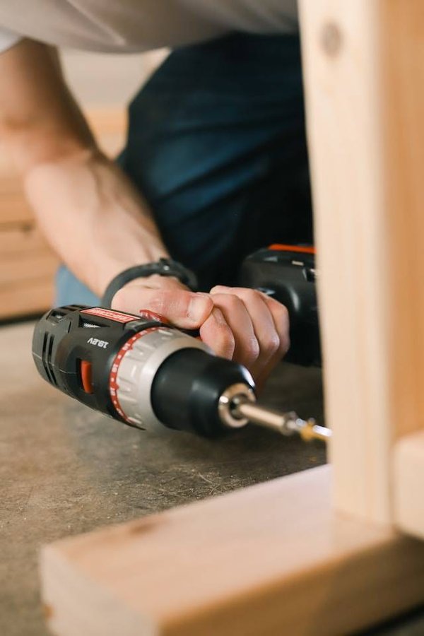 Comment fixer et entretenir ses accessoires de meuble de salle de bain ?